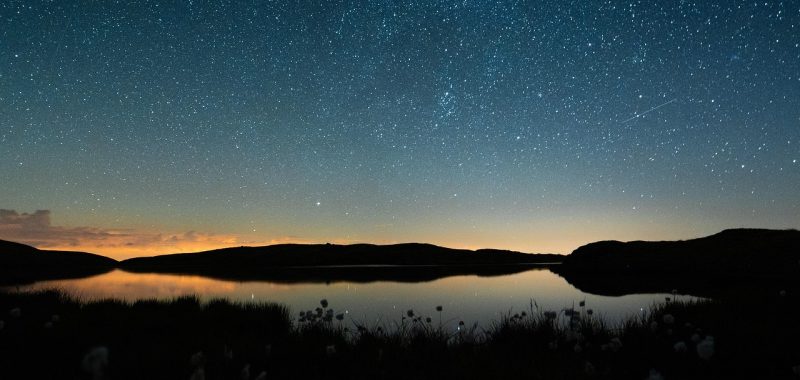 喜欢你我也是第六季名场面截图，嘉宾在夜晚星空下进行深度情感对话，灯光温暖画面感人